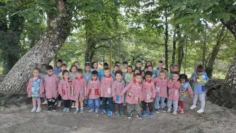 Un grupo de alumnos do colexio de Cospeito nunha actividade de lectura de contos no entorno natural