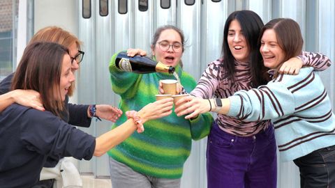 Un grupo de trabajadoras celebra el premio, que ha llegado cuando cumplen un a&ntilde;o en la nueva sede de la firma textil 