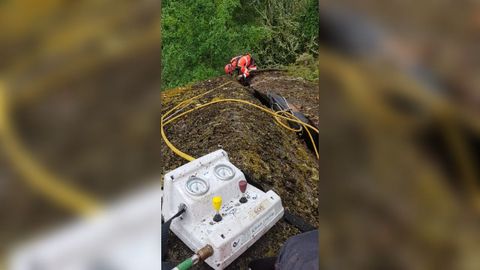 Los bomberos tuvieron que cambiar de t�cnica al segundo d�a, con cojines neum�ticos