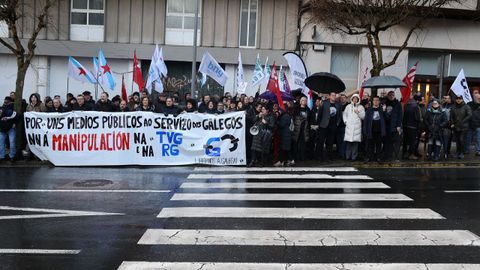 Trabajadores de la CRTVG manifestndose frente al Parlamento, acompaados a la derecha por diputados del PSdeG.