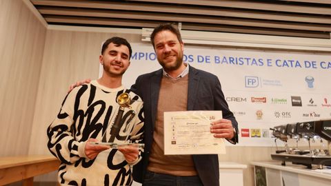 Mohamed Anouar con el alcalde de Foz, Fran Cajoto, en la entrega del premio al mejor barista, compitiendo por el IES de Foz