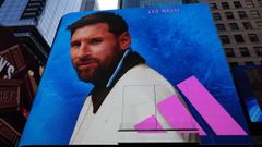 Cartel publicitario de Adidas junto al futbolista Leo Messi