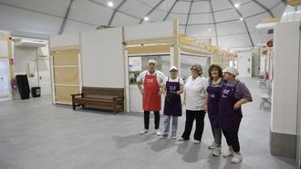 Concesionarios del mercado de Monte Alto, en la carpa instalada en la plaza de Indalecio Prieto
