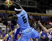 Diouf captura un rebote en el duelo contra el Andorra.