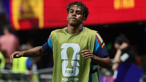 Lamine Yamal, calentando