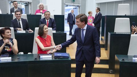 Martnez-Almeida saluda a la exministra Reyes Maroto en la sesin constitutiva del ayuntamiento de Madrid 