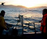 Esta imagen del 2005 muestra a un turista con un marinero en Lira