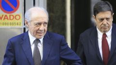 Enrique de la Torre, acompa�do de su abogado