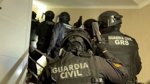 La Guardia Civil durante una de las intervenciones de detenci�n a la red de estafadores.