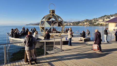 Una gran bola de navidad, que se ilumina con la llegada de la noche, es uno de los rincones ms fotografiados de Montreux