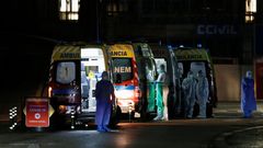 Ambulancias, en las puertas del hospital de Santa Mar�a, en Lisboa