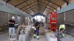 Trabajos en el interior de la nave de la Pescader�a de Ucha esta semana.