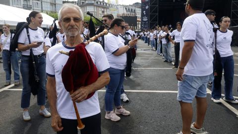 Xavier Garrote, fundador de la Escola de Gaitas y del Festival de Ortigueira, ayer justo antes de iniciar el desfile