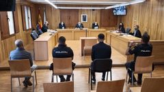 Los dos acusados, escoltados por la polic�a durante el juicio celebrado este jueves en la Audiencia Provincial de Lugo