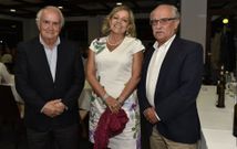 F�lix Quinteiro, la viuda de Jes�s Elorza y Carlos Oliete en el acto que tuvo lugar en Corcubi�n. 