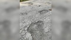 Los baches est�n en la carretera en direcci�n Chorente