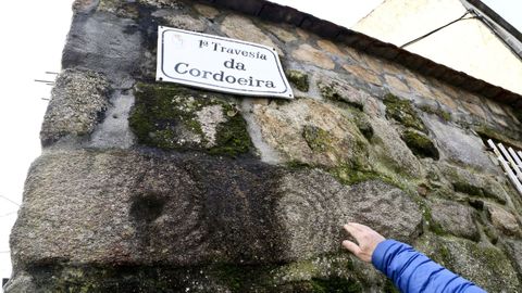 Estela medieval reutilizada en una vivienda de la calle de Cordoeira