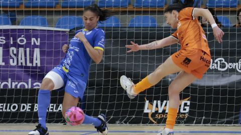 Gabi realiza un disparo ante la exburelista Cami. 