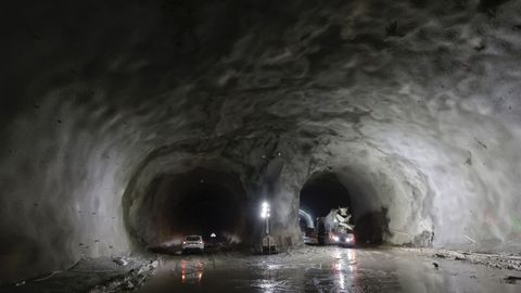 Obras de los tneles del tren al puerto exterior, en la imagen la caverna en la que se juntan los pasadizos
