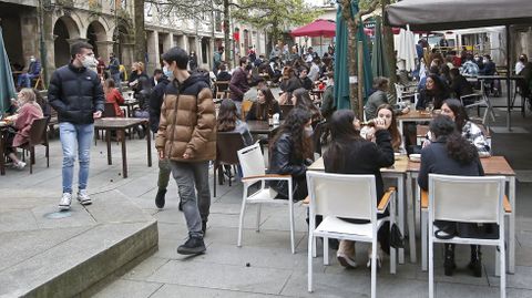 Terrazas llenas en la zona vieja de Pontevedra