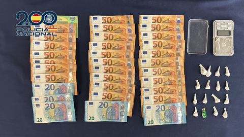 Dinero, sustancias y efectos que se encontraron en el registro del inmueble de la Avenida de Fisterra