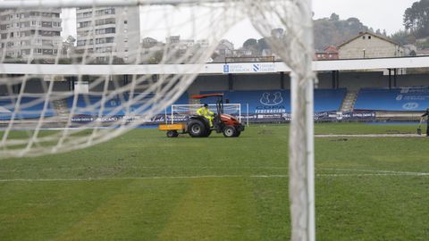 Trabajadores en el estadio de O Couto preparando el c�sped para el partido de Copa del Rey