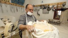 Pablo de la pasteler�a Costa de Cambados nos cuenta como elaboran el rosc�n de reyes