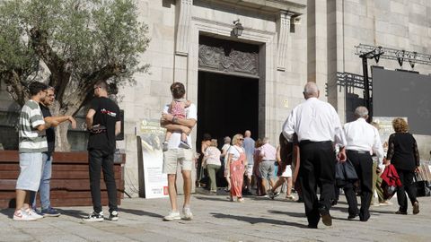Fieles en la entrada de la Concatedral antes de la procesi�n del Cristo de la Victoria ayer.