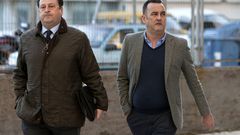 El hostelero Papuchi, a la derecha de la imagen, junto a su abogado, llegando en febrero a los juzgados de Vigo