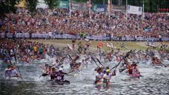 Cientos de personas participan en el Descenso Internacional del Sella 2024, a 3 de agosto de 2024, en Arriondas, Asturias