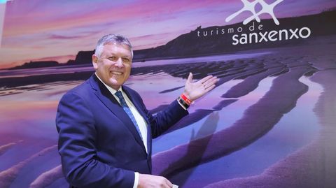 El alcalde de Sanxenxo, Telmo Martn, frente a uno de los carteles promocionales del municipio en Fitur