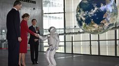 Felipe y Letizia saludan al robot Asimo de Honda