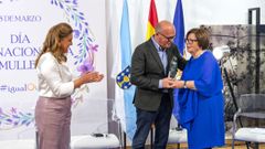 Carmen Canal, en una imagen de archivo, recibiendo un premio de la Diputaci�n de Ourense