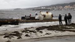 Una batea en desuso se solt� y encall� en la playa de Barra�a