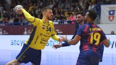 Nacho Valles, en su etapa como jugador del Bidasoa Ir�n, lanza ante un rival del Barcelona