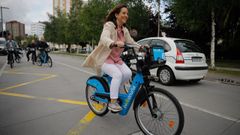 La alcaldesa recorre Elvi�a en bicicleta en el segundo d�a de campa�a