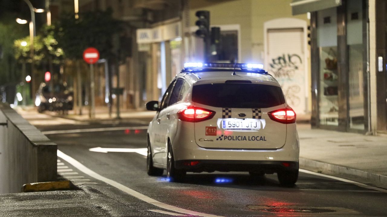 Un conductor se sale de la vía y choca contra dos vehículos en Santiago, se va sin identificarse y acaba otra vez en la cuneta tras recorrer ocho kilómetros