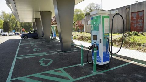 Estaci�n de carga Atlante en O Burgo: diecis�is cargadores y todos superr�pidos, hasta 360 kW.