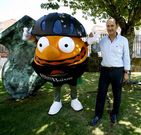 Rafael Louzn e a mascota da Volta, nun dos xardns do Padroado de Turismo Ras Baixas.