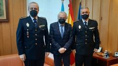 El nuevo comisario Ba�o Ona, primero por la derecha, tras presentarse ante el subdelegado de Ourense