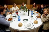 M�s de 200 personas acudieron a la cena de la junta contra el c�ncer de Coristanco. Entre los presentes hab�a representantes de la entidad en otros municipios.