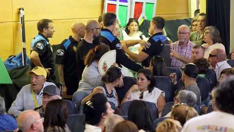 PLENO MOCION DE CENSURA EN EL CONCELLO DE RIBEIRA, DONDE LUIS PEREZ BARRAL ALCALDE DEL BNG CEDE EL BASTON DE MANDO A LA NUEVA ALCALDESA MARIA JOSE SAMPEDRO CANDIDATA DEL PP, PRIMERA MUJER EN ESTE PUESTO.