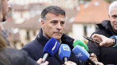 El alcalde de Cangas de Narcea, Jos Luis Fontaniella hace declaraciones este sbado a los medios en la localidad tras el fallecimiento ayer de dos trabajadores en una mina