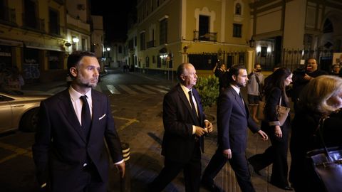 Familiares a la salida de la bas�lica tras la exhumaci�n de Queipo de Llano