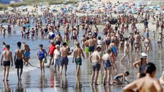 Playa de Samil, en Vigo, llena de gente