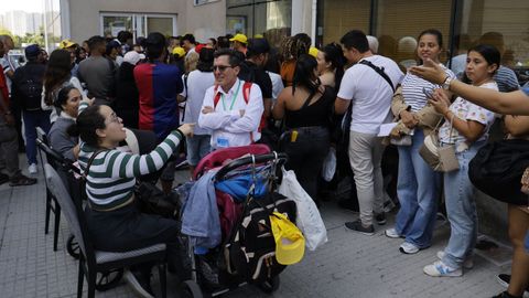 Decenas de ciudadanos colombianos vivieron este viernes una jornada de caos y desesperaci�n en el centro c�vico del parque de San Diego