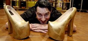 Alberto Geada con sus Zocas Cidade Mondo�edo, en el taller-museo que tiene abierto en Mondo�edo.<span lang= es-es > </span><span lang= es-es >pepa losada</span>