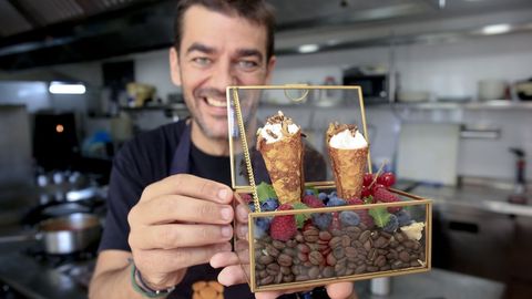 Hctor Lpez, cocinero del Espaa con una filloas rellenas