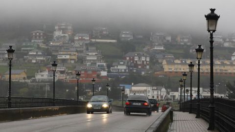 Coches circulando en Viveiro, en imagen de archivo