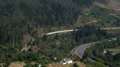 Un tren a punto de entrar en uno de los t�neles de la l�nea Monforte-Leon